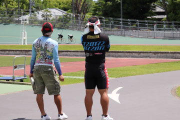 写真:バンクの走行練習と監督中の講師